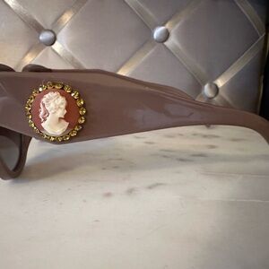 Elegant Brown Cameo Sunglasses